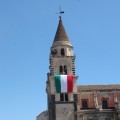 Il tricolore dispiegato dal Vigili del Fuoco sul campanile del Duomo
