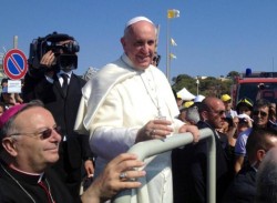 Mons. Franco Montenegro, arcivescovo di Agrigento, accanto a Papa Francesco a Lampedusa