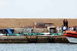 I cadaveri allineati sulla banchina del porto di Lampedusa