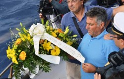 I pescatori di Lampedusa hanno lanciato un mazzo di fiori in mare in memoria dei migranti morti