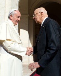 La stretta di mano tra Papa Francesco e Giorgio Napolitano