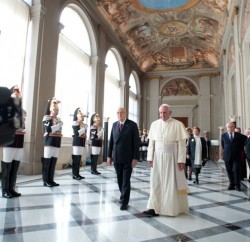 Papa Francesco ed il Presidente Giorgio Napolitano all'interno del Quirinale 