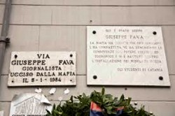 La lapide che ricorda l'assassinio di Giuseppe Fava, di fronte al teatro "Verga" di Catania 