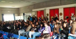 L'aula magna del Liceo Scientifico "Archimede" piena di giovani