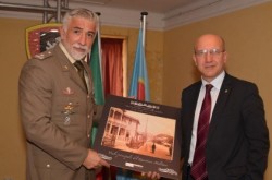 Il gen. Tuzzolino riceve una foto storica dal prof. Caruso