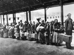 Immigrati in arrivo a Ellis Island agli inizi del XX secolo