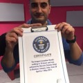 correttoRosario Catania con il  certificato del Guinness Record (316 x 422)