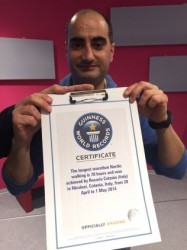 Rosario Catania mostra il certificato del Guiness World Record