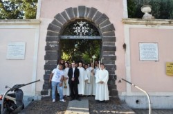 Al centro il parroco don Gianpaolo Bonanno