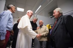 Papa Francesco visita il dormitorio "Dono di Misericordia" 