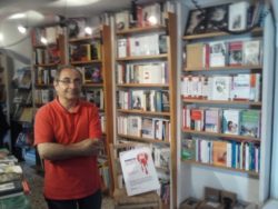 Mario Leonardi all'interno della sua libreria Punto e virgola