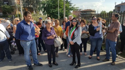 L'assessore al Commercio e Artigianato Alfina Marino (con la fascia tricolore) ha inaugurato il mercato