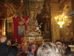 Il busto di Santa Venera portato in processione all'interno della Cattedrale