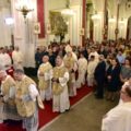 corretv Processione di ingrersso, con in primo piano padre Venerando e padre Lanzafame e, subito dietro, padre Emanuele Nicotra.