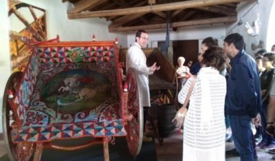 Aci Sant’Antonio / Il gruppo “Le chiavi di casa” in visita al Museo del carretto siciliano alla scoperta di antiche tradizioni