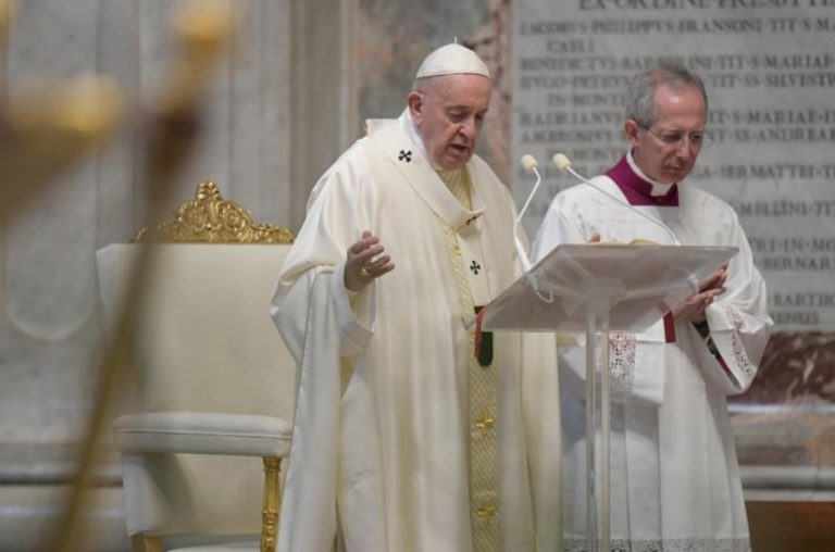 Triduo pasquale /  Papa Francesco: “Servire, voce del verbo amare”;  riflessioni sull’omelia del Giovedì Santo