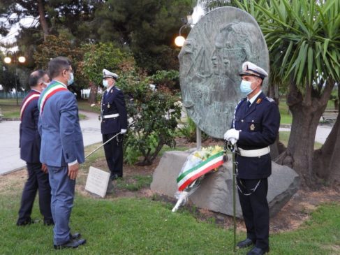 Sindaco Oliveri deposita fiori sul monumento a Borsellino