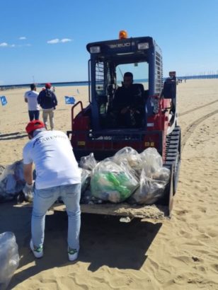 raccolta plastica playa di Catania da Sibeg e marevivo