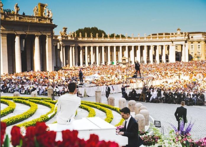 Blanco Papa Francesco adolescenti