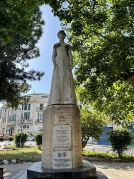 statua dedicata alla regina Elena