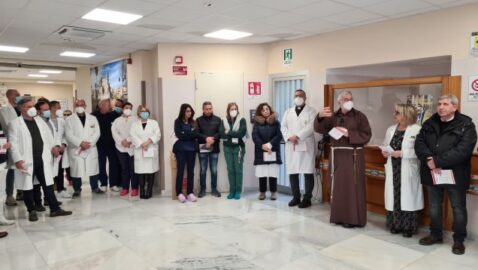 vescovo Peri all'ospedale di Caltagirone