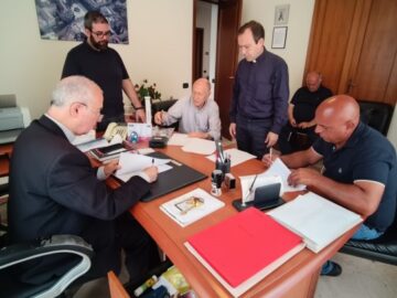 firma contratto per ristrutturazione campanile chiesa santi Antonio e Vito