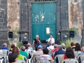 presentazione del libro davanti alla chiesa