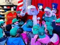 Christmas town bambini con babbo Natale