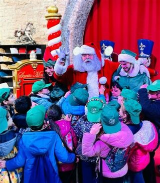 Christmas town bambini con babbo Natale