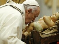 Papa Francesco bacia il bambinello