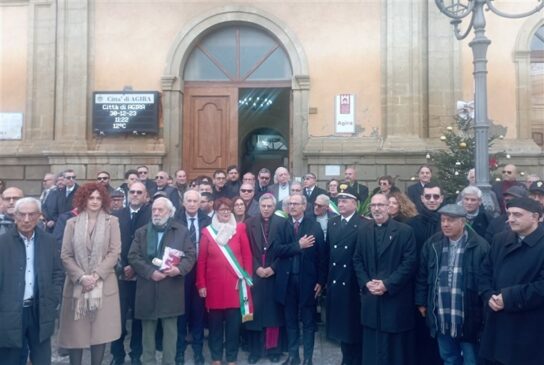 Agira gruppo consegna bandiera