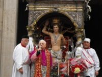 padre vincenzo castiglione davanti al fercolo di san Sebastiano