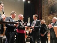 consegna premio Maina al vescovo Renna