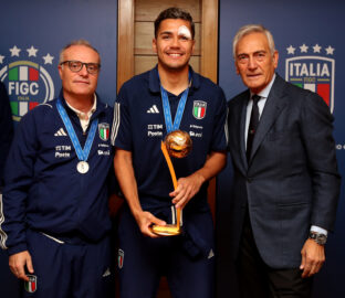 Da sinistra verso destra, il CT Del Duca, Josep Jr e il presidente Gravina in posa con il premio di miglior giocatore del Mondiale 