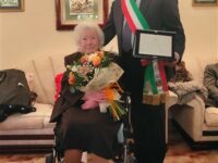 sindaco Raciti dona targa per i 100 anni ad Angelina Privitera