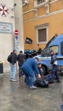 Manganellate sui giovani a Pisa