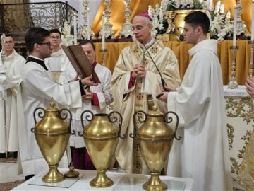 messa crismale,celebra il vescovo Raspanti