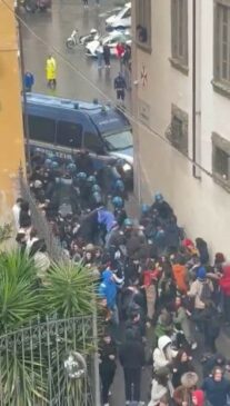 poliziotti caricano studenti