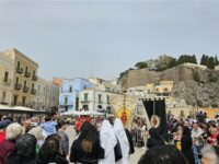 Incontro  tra Maria e Gesù nella piazzetta di Marina corta