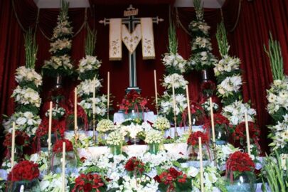 Los Realejos, croce sull'altare adornato
