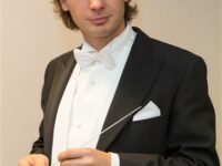 Martins Ozolins dirige Vivaldi e Čajkovskij