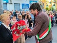 Nerina Chiarenza riceve rose dal sindaco Rocca