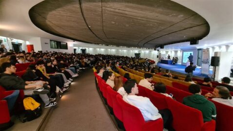 studenti all'incontro sulla sicurezza sui luoghi di lavoro