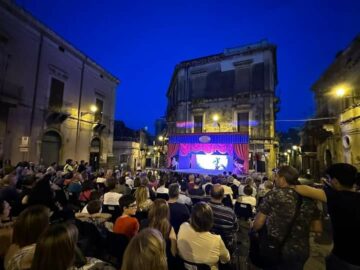 spettacolo in piazza Alfio Grassi