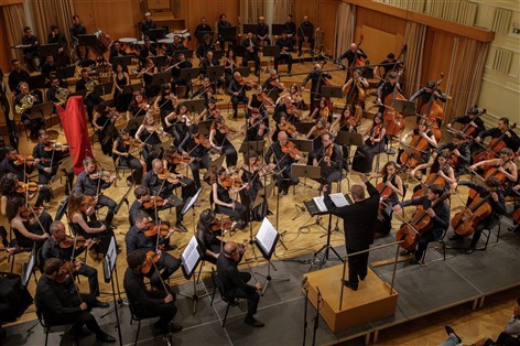 Il maestro Comis dirige l'orchestra