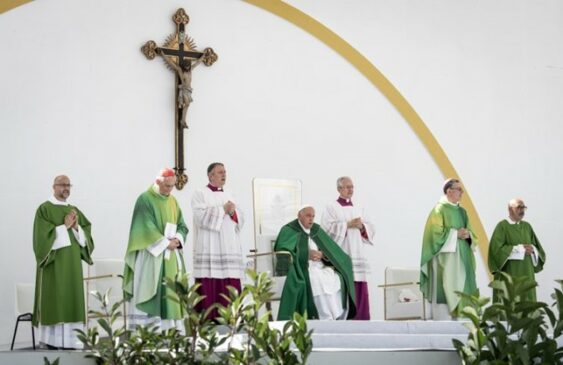 Papa Francesco celebra messa a Trieste, piazza dell'Unità d'Italia