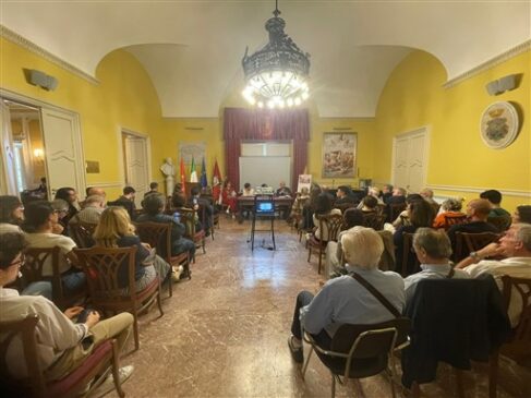 Acireale, pubblico nella sala Galatea del palazzo comunale