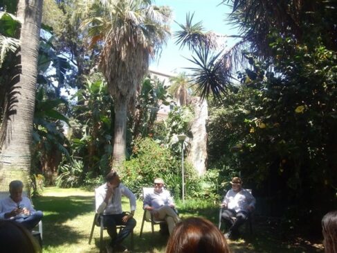 Conferenza stampa nel giardino di Villa Pennisi