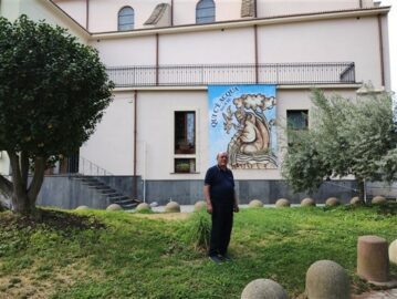 Don Carmelo la Rosa nel giardino del Santuario