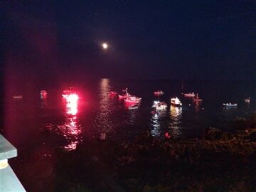 La processione di sera nel mare di Santa Tecla